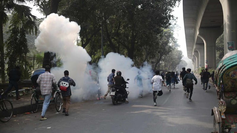 শিক্ষার্থীদের ওপর পুলিশের লাঠিচার্জ